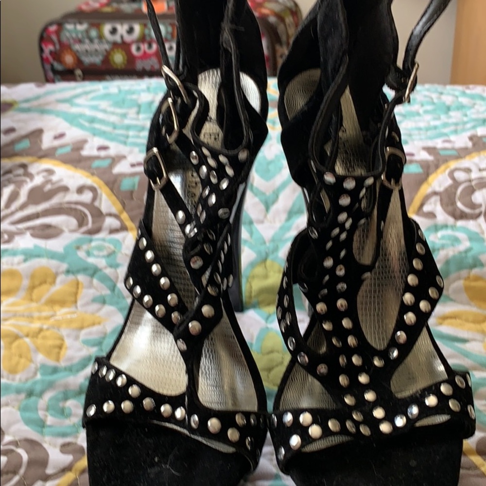 Fahrenheit black and silver heals size8